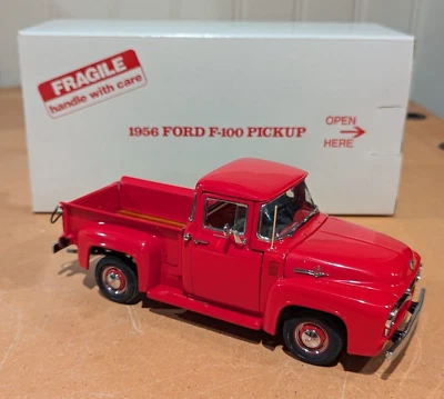 Camioneta Ford F-100 1956 Danbury nueva de colección roja con título y caja fundida a presión 1/24 nueva como nueva Foto 1 de 4