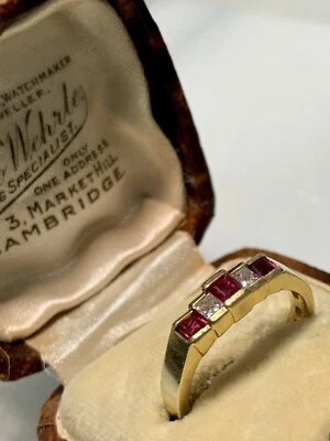Anillo de diamantes y rubíes de oro de 18 quilates, 5 piedras, banda de media eternidad, diseño escalonado Foto 1 de 4