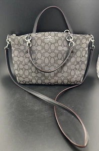 Cartera pequeña Coach Outline Signature Kelsey negra y humo (ver descripción) - Imagen 1 de 15