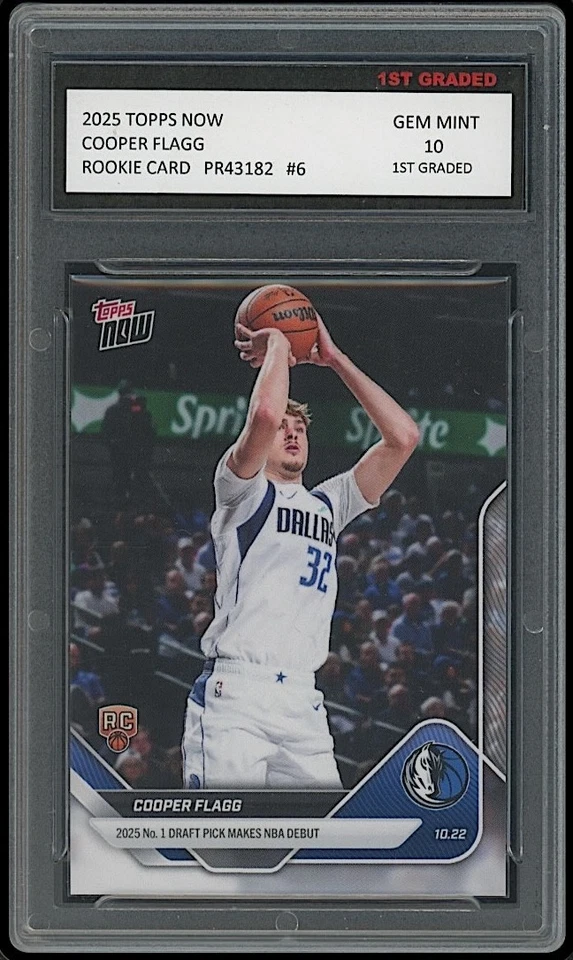 Tarjeta de novato Cooper Flagg 2025-26 Topps Now #6 Dallas Mavericks NBA primer grado 10 Foto 1 de 1