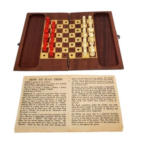 Juego de ajedrez miniatura de viaje en miniatura de Metro Mfg Co tablero de clavijas de madera de colección - Imagen 1 de 9