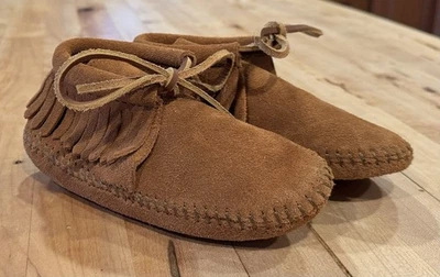 Mocasines al tobillo de cuero marrón Minnetonka con flecos para niños talla 12 Foto 1 de 4