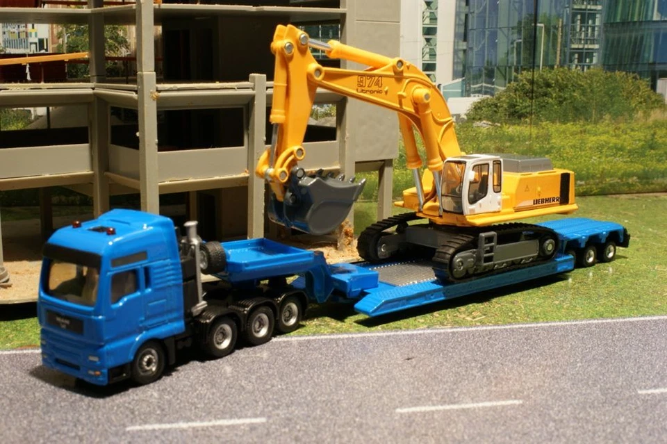 Siku 1847 - MAN Heavy Haulage Low Loader with Liebherr 974 Excavator H0 1:87 - Image 1 of 4