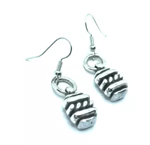 Pendientes colgantes personalizados Brighton Charlotte con cuerdas a rayas grabadas en plata - Imagen 1 de 7