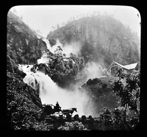 Antigua linterna mágica Keystone de la cascada más famosa de Noruega de Lotefos - Imagen 1 de 3