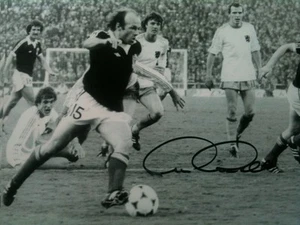ARCHIE GEMMILL - LEGENDÄRER FUSSBALLER - SCHOTTLAND WM TOR SIGNIERTES FOTO - Bild 1 von 1