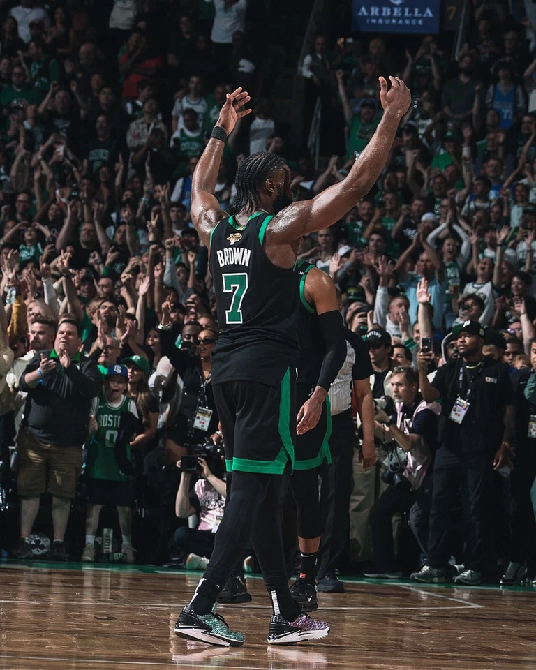 Foto de baloncesto de la NBA Jaylen Brown Hyping Crowd 2024 Finales Boston Celtics 8x10 Foto 1 de 1