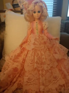 Muñeca Eegee 1963 en vestido de encaje rosa 15" - Imagen 1 de 9