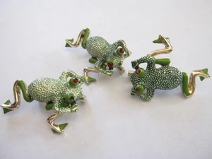 Drei Vintage 1960 Frosch Pins mit beweglichen Beinen - grüner Körper und rote Kristallaugen - Bild 1 von 6