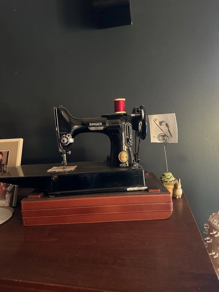 Máquina de coser Singer 1953 peso pluma con control de pie y estuche Foto 1 de 4