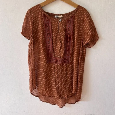 Blusa para mujer Meadow Rue mezcla de seda pequeña marrón transparente cuello de cerradura minimalista Foto 1 de 4