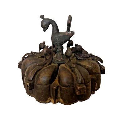 Antigo recipiente caixa de bronze patinado hindu indiano pavão Kankavati Kumkum. - Imagem 1 de 4