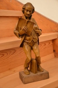 Holzfigur, Herr, lesend, karikaturartig, Spitzweg/Busch Stil,  wie neu, s. Fotos - Bild 1 von 12