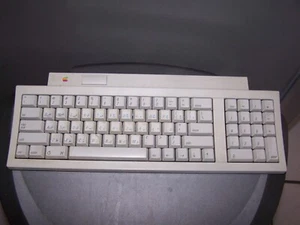 Apple Macintosh Keyboard ii with cable - Picture 1 of 2
