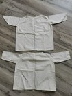 2 alte Kinderhemdchen, Leibchen mit verstärkten Kragen und Bändchen Ärmelspitze