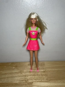Süße heiße rosa & grüne Kunstleder echte Barbie Puppe mit Sommerkleid Hemd Schuhe - Bild 1 von 8