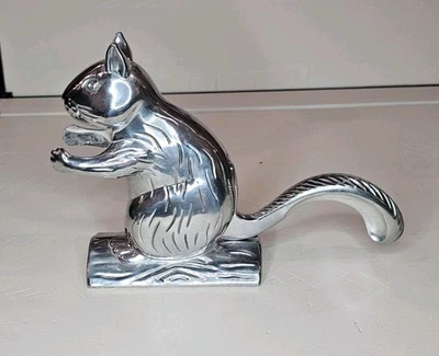 Ardilla cascanueces de colección en un tronco de aluminio fundido Foto 1 de 4