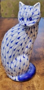 Kobaltblau und weiß handbemalte Katzenfigur von Andrea Sadek Netzstil - Bild 1 von 11
