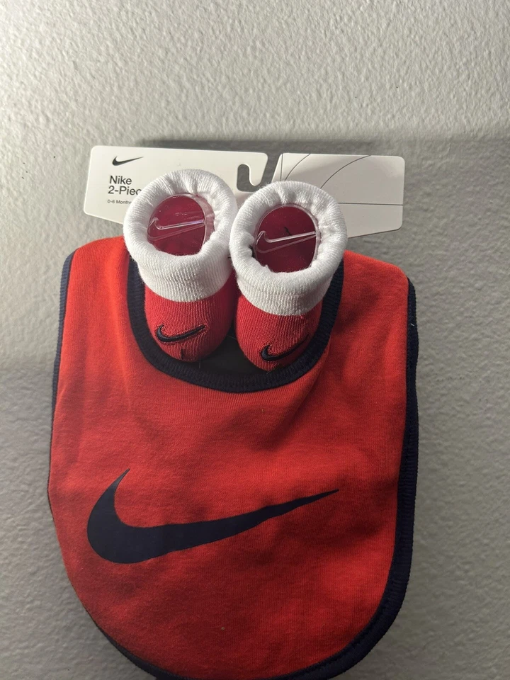 Conjunto de babero y botines Nike Baby (0-6M) Foto 1 de 2