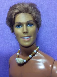 L4) 1990 Surfer Style Ken mit Original Halskette/Shorts ? Guter Zustand Siehe Bilder - Bild 1 von 9