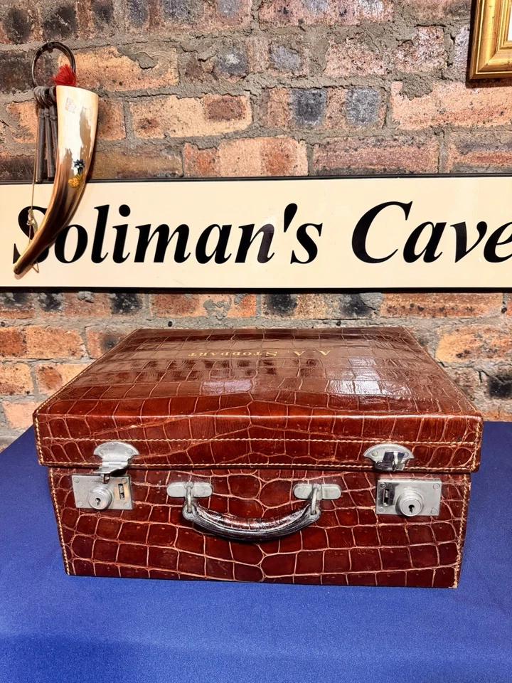 Estuche de tocador A Crocodile Gentlemans con frascos de plata 1900 impresionantes condiciones en muy buena condición Foto 1 de 4