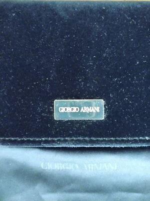 Estuche para gafas de terciopelo negro con placa de identificación dorada Giorgio Armani con tela de vidrio Armani Foto 1 de 4