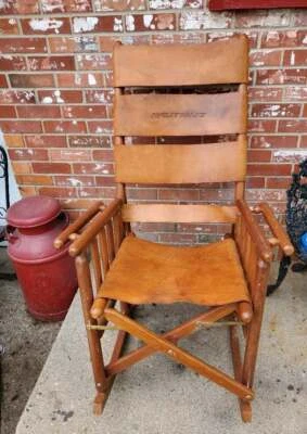 Cadeira de balanço dobrável vintage madeira teca e couro náutico trabalhada no encosto - Imagem 1 de 4