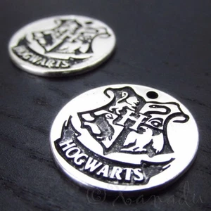 Harry Potter Hogwarts Crest Encantos plateados antiguos CC2019 - 2, 5 o 10PCs - Imagen 1 de 6