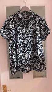 Roman Originals schwarze Bluse mit blauem Muster Gr. 22 (43) - Bild 1 von 8
