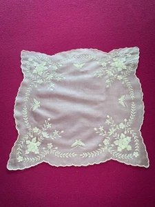 Ancien mouchoir en soie brodé de papillons et fleurs 31 cm x 33 cm N°2 - Picture 1 of 5