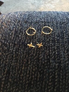 2 pares de pendientes perforados de oro amarillo de 10 K 0,7 gramos - Imagen 1 de 3