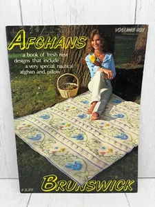 Libro de patrones vintage afganos Brunswick banderas de señal náutica almohada volumen 821 - Imagen 1 de 8