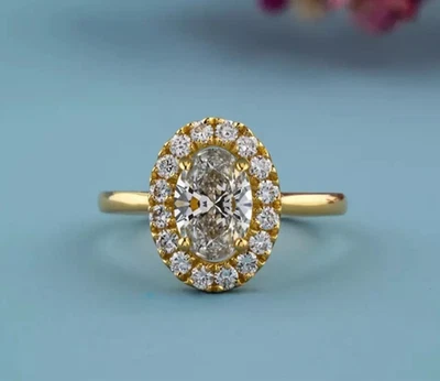 Anillos de compromiso de oro amarillo de 14 k con halo de diamantes cultivados en laboratorio VS2/GH de corte ovalado de 1,80 quilates Foto 1 de 4