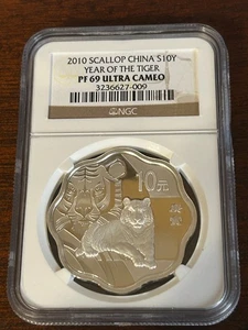 Moneda de plata China S10Y Año Lunar del Tigre 2010 NGC PF69UCAM en forma de vieira PF69 - Imagen 1 de 2