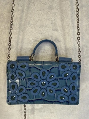 Cartera sin asas Brighton de cuero en relieve de cocodrilo azul turquesa correa de cadena plateada Foto 1 de 4