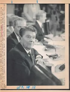 1988 Press Photo Ronald Reagan , Economic Session In Toronto appro. size 8 x 10 - Picture 1 of 1