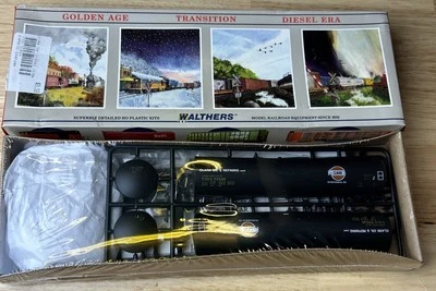 HO Scale Walthers 54' Tank Car 932-5207, Clark #77535 - Image 1 of 4