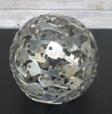 Esfera de metal hecha de llaves bola redonda orbe escultura soldada hecha a mano 6" de diámetro Foto 1 de 4