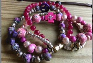 INDIVIDUELLES PERLENARMBAND - MEHRSTRANGIG ROSA & LILA GEMISCHTE PERLEN - Bild 1 von 4