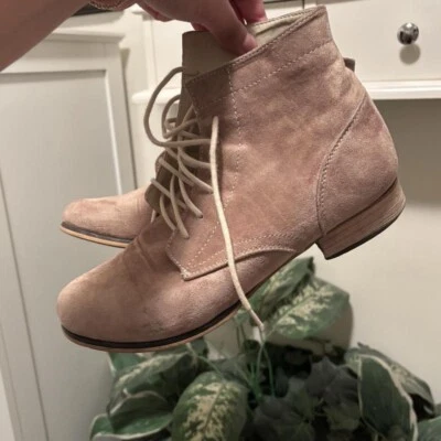 Las botas con cordones de gamuza tostada más perfectas con tacón pequeño Foto 1 de 4