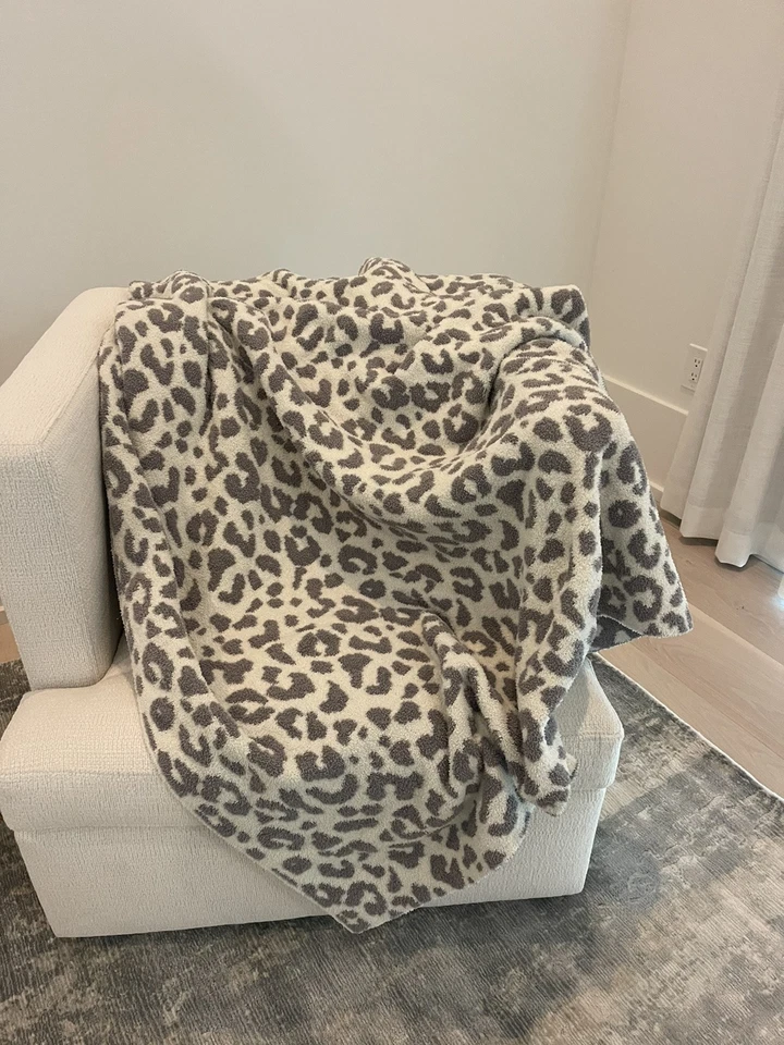 Manta Cupcakes y Cachemira 50" x 70" Blanco Gris Leopardo Talla Grande Usada en Excelente Condición Foto 1 de 4