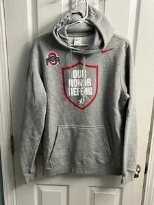 NIKE OHIO STATE BUCKEYES PARA HOMBRE GRIS NUESTRO HONOR DEFENDER SUDADERA CON CAPUCHA MEDIANA - Imagen 1 de 4