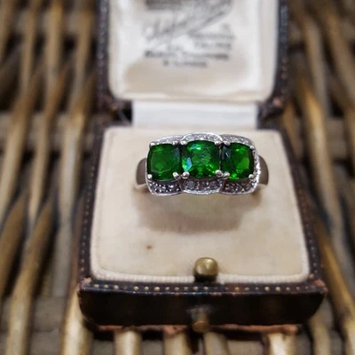 Anillo de Plata de Ley 925, Anillo Trilogía Diópsido Cromo Verde Talla O.5 EE. UU. 7.25 Foto 1 de 4
