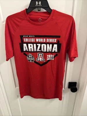 Hombres Rojo Arizona Wildcats Under Armour 2025 NCAA Béisbol Universidad Serie Mundial Foto 1 de 4