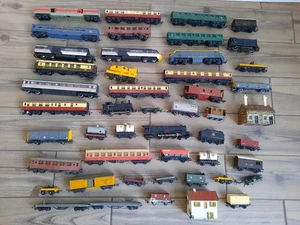 40+VINTAGE HORNBY OO GAUGE JOB LOT, LOCO's, ROLLING STOCK, BUILDINGS untested - Picture 1 of 16