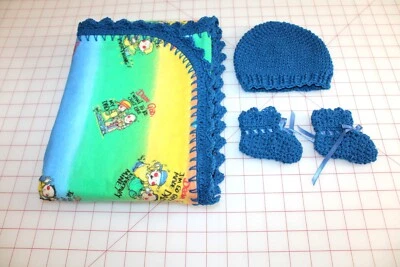 Juego de mantas para bebé de franela arco iris. Hecho a mano con sombrero y botines. Impresión Querido Dios. Foto 1 de 4