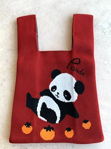 Bolso de Mano Tejido Pesado Rojo Oscuro con Adorable Negro y Blanco Panda Estampado Amplio NUEVO - Imagen 1 de 4
