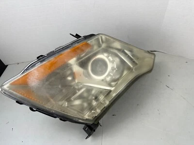 Farol halógeno Cadillac SRX 2010-2014 fabricante de equipamento original lado esquerdo do motorista LH todas as abas - Imagem 1 de 4