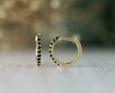 Pendientes de aro Huggie de ónix negro redondos creados en laboratorio de 0,25 quilates enchapados en oro amarillo de 14 quilates Foto 1 de 4