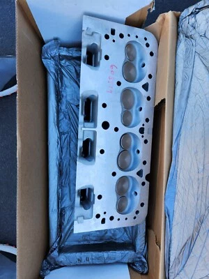 Culata Edelbrock SCCA SBC (ÚNICA) #608879 (¡NUEVA EN CAJA!) Foto 1 de 3